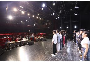 大鸡巴暴操中国女人屄视频高三年级表演专业举行阶段考试